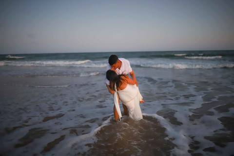 O reencontro de quem vive a distância tem um sabor especial. Foi esse sentimento que guiou o pré-wedding de Arley e Bruna. Waldyr Lantyer. Foto de Praia do Forte.'
