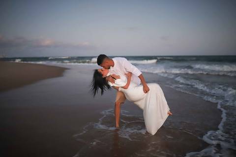 O reencontro de quem vive a distância tem um sabor especial. Foi esse sentimento que guiou o pré-wedding de Arley e Bruna. Waldyr Lantyer. Foto de Praia do Forte.'