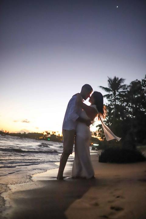 Silhuetas, mãos dadas e um céu em tons de laranja: assim registramos o pré-wedding de Bruna e Arley. Fotografia: Waldyr Lantyer. Foto de Praia do Forte.'
