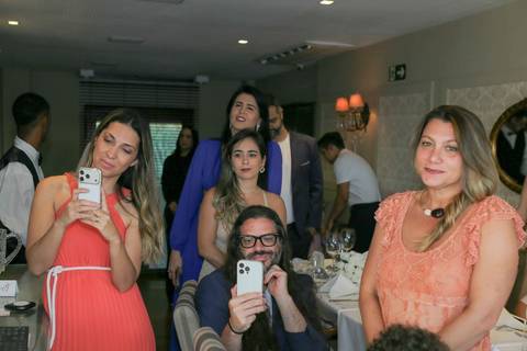 O esperado e apaixonado primeiro beijo dos recém-casados ao entardecer deslumbrante no Chez Bernard. A celebração do amor de Lais e Caio. Foto: Waldyr Lantyer, Fotografia de casamento em Salvador-Ba'