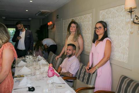 O esperado e apaixonado primeiro beijo dos recém-casados ao entardecer deslumbrante no Chez Bernard. A celebração do amor de Lais e Caio. Foto: Waldyr Lantyer, Fotografia de casamento em Salvador-Ba'