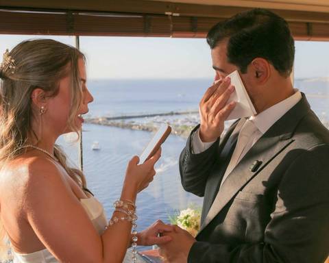 O esperado e apaixonado primeiro beijo dos recém-casados ao entardecer deslumbrante no Chez Bernard. A celebração do amor de Lais e Caio. Foto: Waldyr Lantyer, Fotografia de casamento em Salvador-Ba'