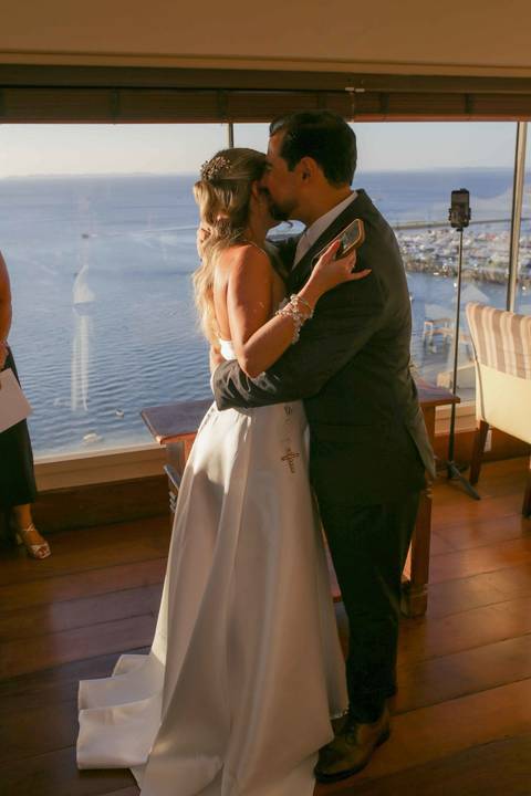 A felicidade genuína e contagiante estampada na saída do casal logo após a assinatura do contrato civil. Vida longa a essa linda união! Foto: Waldyr Lantyr, Fotografia de casamento em Salvador-Ba'