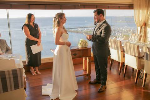 A felicidade genuína e contagiante estampada na saída do casal logo após a assinatura do contrato civil. Vida longa a essa linda união! Foto: Waldyr Lantyr, Fotografia de casamento em Salvador-Ba'