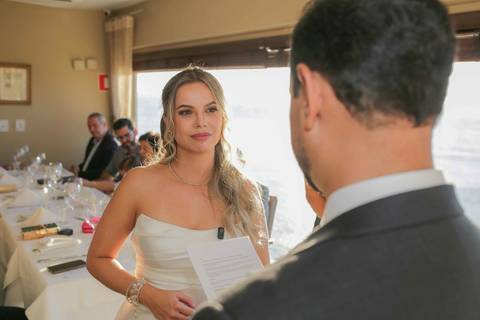 A felicidade genuína e contagiante estampada na saída do casal logo após a assinatura do contrato civil. Vida longa a essa linda união! Foto: Waldyr Lantyr, Fotografia de casamento em Salvador-Ba'