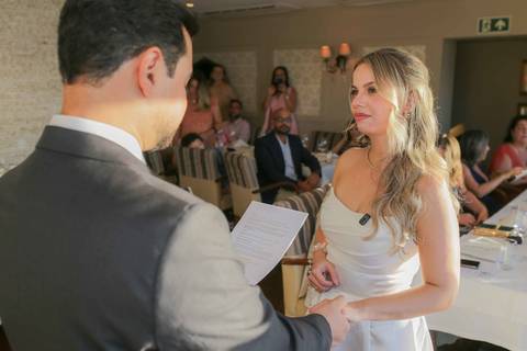 A felicidade genuína e contagiante estampada na saída do casal logo após a assinatura do contrato civil. Vida longa a essa linda união! Foto: Waldyr Lantyr, Fotografia de casamento em Salvador-Ba'