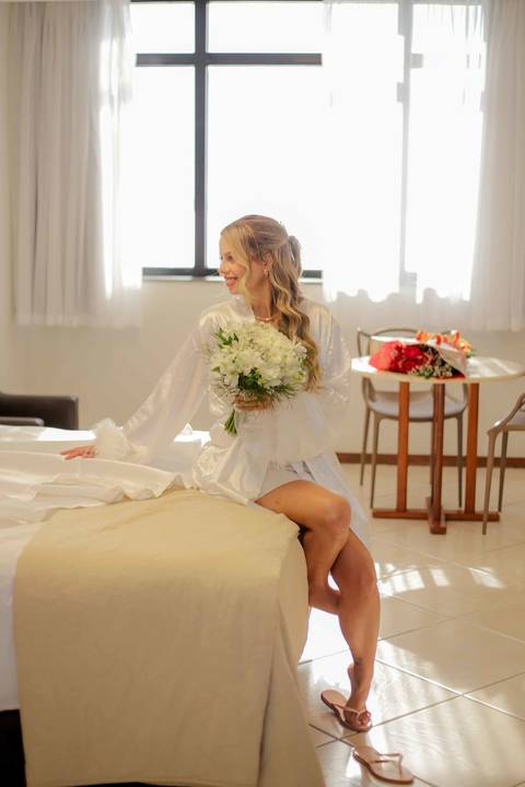 A delicadeza e a emoção nos detalhes do vestido de noiva antes do grande momento da cerimônia civil. Cada segundo repleto de afeto e carinho. Foto: Waldyr Lantyer, Fotografia de casamento em Salvador-Ba'