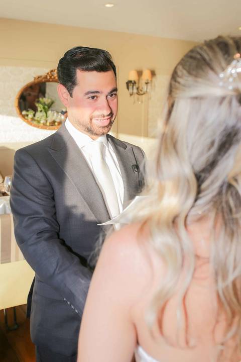 A felicidade genuína e contagiante estampada na saída do casal logo após a assinatura do contrato civil. Vida longa a essa linda união! Foto: Waldyr Lantyr, Fotografia de casamento em Salvador-BaA felicidade genuína e contagiante estampada na saída do cas'