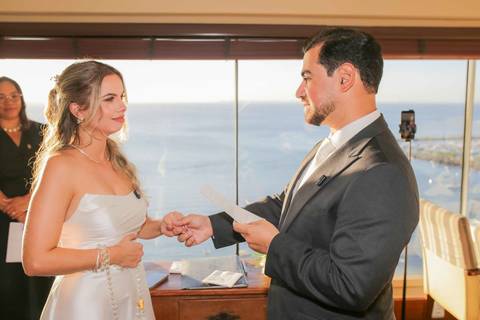 A felicidade genuína e contagiante estampada na saída do casal logo após a assinatura do contrato civil. Vida longa a essa linda união! Foto: Waldyr Lantyr, Fotografia de casamento em Salvador-Ba'