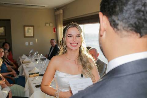 Um brinde muito especial celebrando o amor sincero, a família e a união de Lais e Caio em Salvador. Noite aconchegante e cheia de alegria. Foto: Waldyr Lantyer, Fotografia de casamento em Salvador-Ba'