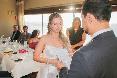 Um brinde muito especial celebrando o amor sincero, a família e a união de Lais e Caio em Salvador. Noite aconchegante e cheia de alegria. Foto: Waldyr Lantyer, Fotografia de casamento em Salvador-Ba'
