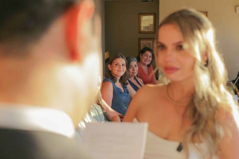 Um brinde muito especial celebrando o amor sincero, a família e a união de Lais e Caio em Salvador. Noite aconchegante e cheia de alegria. Foto: Waldyr Lantyer, Fotografia de casamento em Salvador-Ba'