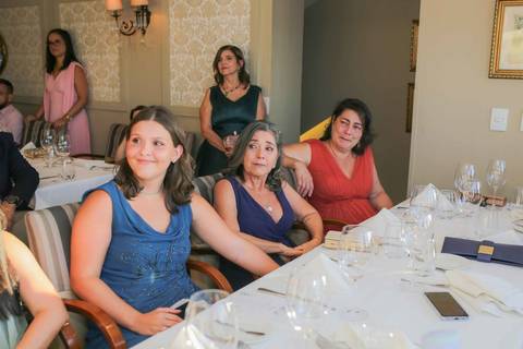 Um brinde muito especial celebrando o amor sincero, a família e a união de Lais e Caio em Salvador. Noite aconchegante e cheia de alegria. Foto: Waldyr Lantyer, Fotografia de casamento em Salvador-Ba'