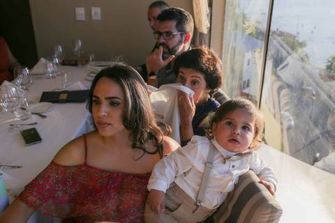 Um brinde muito especial celebrando o amor sincero, a família e a união de Lais e Caio em Salvador. Noite aconchegante e cheia de alegria. Foto: Waldyr Lantyer, Fotografia de casamento em Salvador-Ba'
