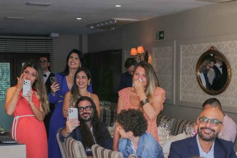 Um brinde muito especial celebrando o amor sincero, a família e a união de Lais e Caio em Salvador. Noite aconchegante e cheia de alegria. Foto: Waldyr Lantyer, Fotografia de casamento em Salvador-Ba'