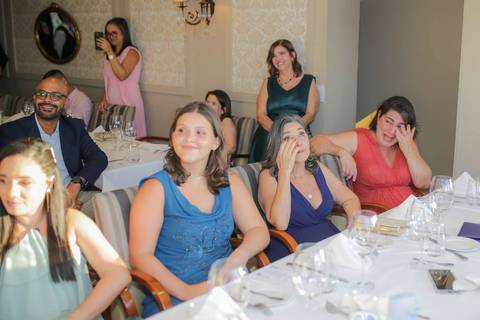 Um brinde muito especial celebrando o amor sincero, a família e a união de Lais e Caio em Salvador. Noite aconchegante e cheia de alegria. Foto: Waldyr Lantyer, Fotografia de casamento em Salvador-Ba'