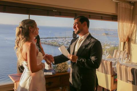 Um brinde muito especial celebrando o amor sincero, a família e a união de Lais e Caio em Salvador. Noite aconchegante e cheia de alegria. Foto: Waldyr Lantyer, Fotografia de casamento em Salvador-Ba'