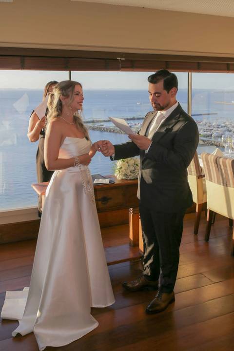 Um brinde muito especial celebrando o amor sincero, a família e a união de Lais e Caio em Salvador. Noite aconchegante e cheia de alegria. Foto: Waldyr Lantyer, Fotografia de casamento em Salvador-Ba'