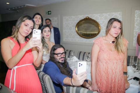 Um brinde muito especial celebrando o amor sincero, a família e a união de Lais e Caio em Salvador. Noite aconchegante e cheia de alegria. Foto: Waldyr Lantyer, Fotografia de casamento em Salvador-Ba'