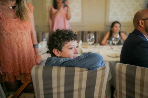 Um brinde muito especial celebrando o amor sincero, a família e a união de Lais e Caio em Salvador. Noite aconchegante e cheia de alegria. Foto: Waldyr Lantyer, Fotografia de casamento em Salvador-Ba'