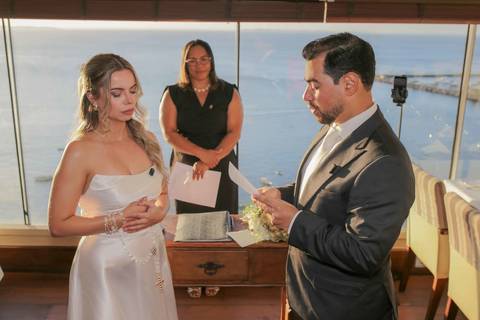 Retrato encantador do casal na hora de ouro com a Baía de Todos os Santos compondo o cenário perfeito. Fotografia autêntica e documental. Foto: Waldyr Lantyer, Fotografia de casamento em Salvador-Ba'