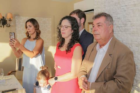 Cumplicidade, carinho e afeto em cada gesto e olhar nesse mini wedding intimista e inesquecível. Memórias para serem guardadas para sempre. Foto: Waldyr Lantyer, Fotografia de casamento em Salvador-Ba'