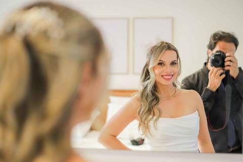 A delicadeza e a emoção nos detalhes do vestido de noiva antes do grande momento da cerimônia civil. Cada segundo repleto de afeto e carinho. Foto: Waldyr Lantyer, Fotografia de casamento em Salvador-Ba'