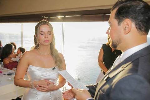 Cumplicidade, carinho e afeto em cada gesto e olhar nesse mini wedding intimista e inesquecível. Memórias para serem guardadas para sempre. Foto: Waldyr Lantyer, Fotografia de casamento em Salvador-Ba'