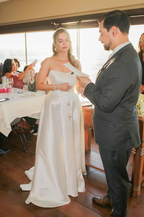 Cumplicidade, carinho e afeto em cada gesto e olhar nesse mini wedding intimista e inesquecível. Memórias para serem guardadas para sempre. Foto: Waldyr Lantyer, Fotografia de casamento em Salvador-Ba'