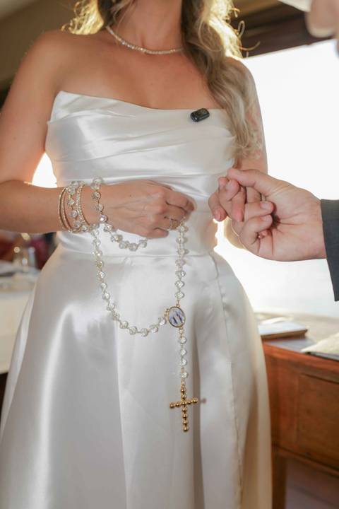 Cumplicidade, carinho e afeto em cada gesto e olhar nesse mini wedding intimista e inesquecível. Memórias para serem guardadas para sempre. Foto: Waldyr Lantyer, Fotografia de casamento em Salvador-Ba'