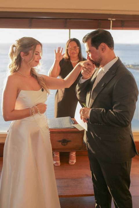 Cumplicidade, carinho e afeto em cada gesto e olhar nesse mini wedding intimista e inesquecível. Memórias para serem guardadas para sempre. Foto: Waldyr Lantyer, Fotografia de casamento em Salvador-Ba'