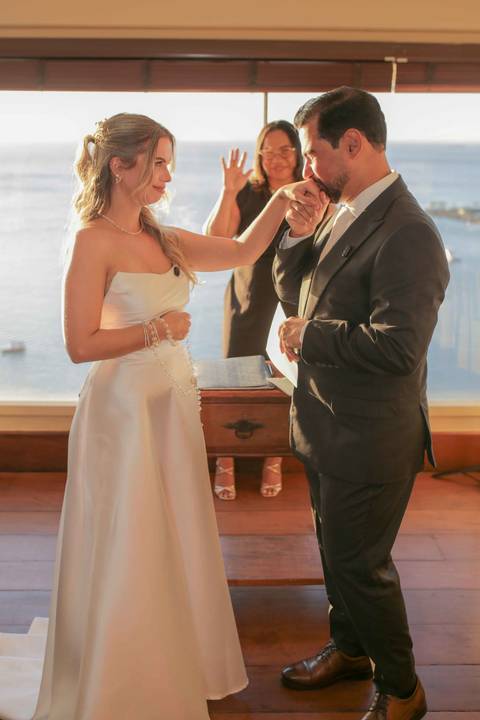 Cumplicidade, carinho e afeto em cada gesto e olhar nesse mini wedding intimista e inesquecível. Memórias para serem guardadas para sempre. Foto: Waldyr Lantyer, Fotografia de casamento em Salvador-Ba'