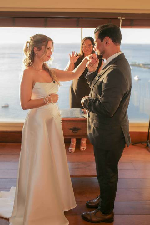 Cumplicidade, carinho e afeto em cada gesto e olhar nesse mini wedding intimista e inesquecível. Memórias para serem guardadas para sempre. Foto: Waldyr Lantyer, Fotografia de casamento em Salvador-Ba'
