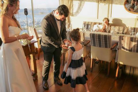 Cumplicidade, carinho e afeto em cada gesto e olhar nesse mini wedding intimista e inesquecível. Memórias para serem guardadas para sempre. Foto: Waldyr Lantyer, Fotografia de casamento em Salvador-Ba'