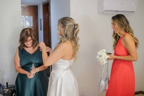 A delicadeza e a emoção nos detalhes do vestido de noiva antes do grande momento da cerimônia civil. Cada segundo repleto de afeto e carinho. Foto: Waldyr Lantyer, Fotografia de casamento em Salvador-Ba'