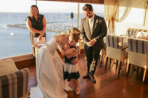 Cumplicidade, carinho e afeto em cada gesto e olhar nesse mini wedding intimista e inesquecível. Memórias para serem guardadas para sempre. Foto: Waldyr Lantyer, Fotografia de casamento em Salvador-Ba'