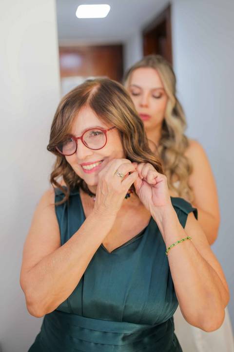 A delicadeza e a emoção nos detalhes do vestido de noiva antes do grande momento da cerimônia civil. Cada segundo repleto de afeto e carinho. Foto: Waldyr Lantyer, Fotografia de casamento em Salvador-Ba'