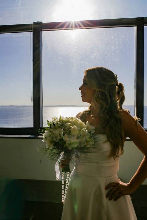 A delicadeza e a emoção nos detalhes do vestido de noiva antes do grande momento da cerimônia civil. Cada segundo repleto de afeto e carinho. Foto: Waldyr Lantyer, Fotografia de casamento em Salvador-Ba'