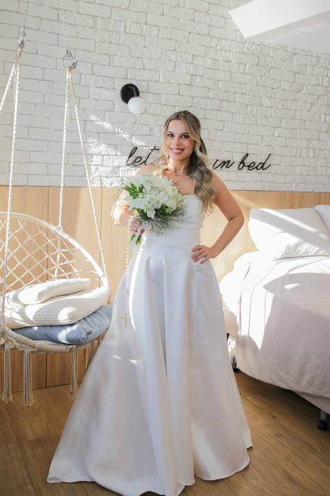 A delicadeza e a emoção nos detalhes do vestido de noiva antes do grande momento da cerimônia civil. Cada segundo repleto de afeto e carinho. Foto: Waldyr Lantyer, Fotografia de casamento em Salvador-Ba'