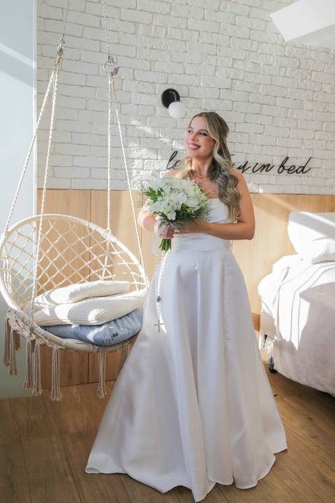 A delicadeza e a emoção nos detalhes do vestido de noiva antes do grande momento da cerimônia civil. Cada segundo repleto de afeto e carinho. Foto: Waldyr Lantyer, Fotografia de casamento em Salvador-Ba'