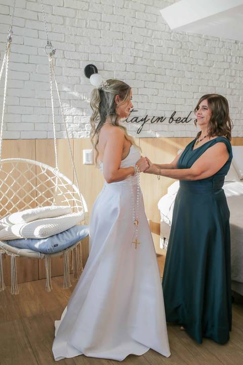 A delicadeza e a emoção nos detalhes do vestido de noiva antes do grande momento da cerimônia civil. Cada segundo repleto de afeto e carinho. Foto: Waldyr Lantyer, Fotografia de casamento em Salvador-Ba'