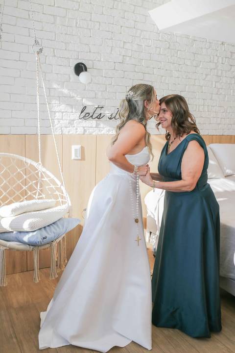 Retratos espontâneos e cheios de verdade capturados durante a preparação no corredor da Vitória. Momentos únicos registrados com muita luz. Foto: Waldyr Lantyer, Fotografia de casamento em Salvador-Ba'