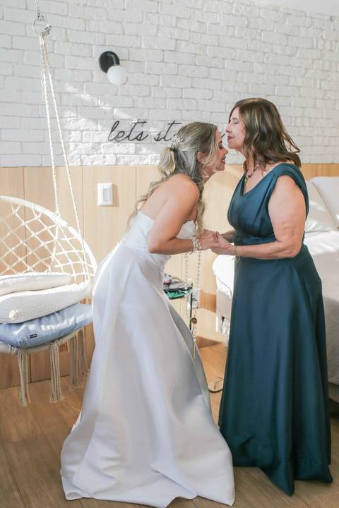 Retratos espontâneos e cheios de verdade capturados durante a preparação no corredor da Vitória. Momentos únicos registrados com muita luz. Foto: Waldyr Lantyer, Fotografia de casamento em Salvador-Ba'
