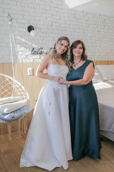 Retratos espontâneos e cheios de verdade capturados durante a preparação no corredor da Vitória. Momentos únicos registrados com muita luz. Foto: Waldyr Lantyer, Fotografia de casamento em Salvador-Ba'