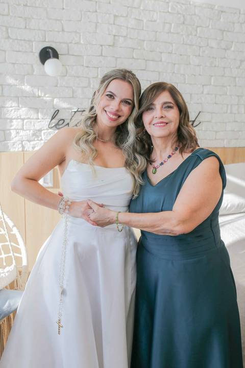 Retratos espontâneos e cheios de verdade capturados durante a preparação no corredor da Vitória. Momentos únicos registrados com muita luz. Foto: Waldyr Lantyer, Fotografia de casamento em Salvador-Ba'