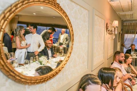 A beleza do cair da noite sobre a baía iluminando a grande e especial celebração do casal Lais e Caio. Um dia memorável em Salvador - BA. Foto: Waldyr Lantyer, Fotografia de casamento em Salvador-Ba'