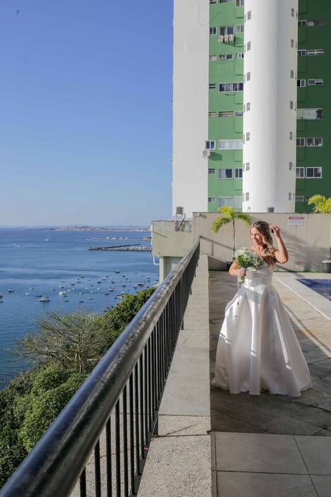 Retratos espontâneos e cheios de verdade capturados durante a preparação no corredor da Vitória. Momentos únicos registrados com muita luz. Foto: Waldyr Lantyer, Fotografia de casamento em Salvador-Ba'