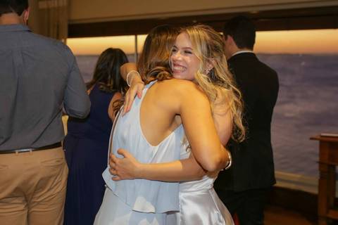 A beleza do cair da noite sobre a baía iluminando a grande e especial celebração do casal Lais e Caio. Um dia memorável em Salvador - BA. Foto: Waldyr Lantyer, Fotografia de casamento em Salvador-Ba'