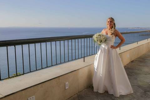 Retratos espontâneos e cheios de verdade capturados durante a preparação no corredor da Vitória. Momentos únicos registrados com muita luz. Foto: Waldyr Lantyer, Fotografia de casamento em Salvador-Ba'