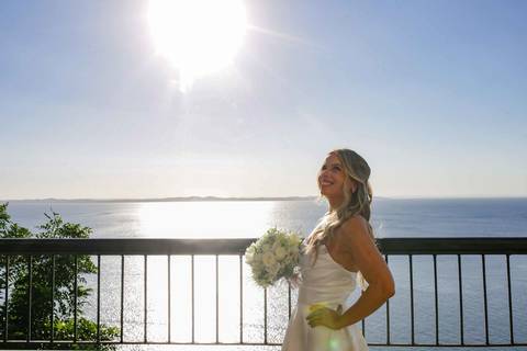 Retratos espontâneos e cheios de verdade capturados durante a preparação no corredor da Vitória. Momentos únicos registrados com muita luz. Foto: Waldyr Lantyer, Fotografia de casamento em Salvador-Ba'